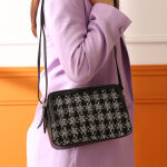 Sac bandouli�re femme noir motif jacquard fils dor�s