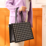 Sac cabas femme noir motif jacquard fils dor�s