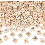 300pcs tuiles de lettres en bois colores alatoires lettres majuscules mixtes en bois tuiles de scrabble ...