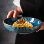 Assiette creuse en c�ramique bleue avec lignes dor�es