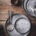 Assiettes a dessert en m�tal, plateau a dessert, g�teau, assiette de fruits secs, accessoires de photographie, ...