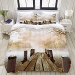 Automne vieille jet��e en bois sur un lac avec des feuilles mortes et une for��t brumeuse �� distanceparure ...