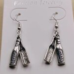 Boucles d'oreilles pendantes vintage de la srie britannique, bouteille de bire, tasse a caf, cuillre ...