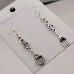 Boucles d'oreilles pendantes vintage de la srie britannique, bouteille de bire, tasse a caf, cuillre ...