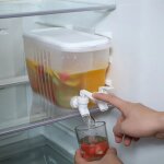 Bouilloire froide avec robinet, r�frig�rateur, carafe, bouteille de citron, verres, jus de boisson, gadgets ...