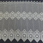 Brise bise en macram� au style graphique