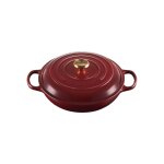 Le creuset - faitout - Ø30cm - bouton doré - fonte émaillée - signature - rhône - rouge Le creuset - faitout - Ø30cm - bouton doré - fonte émaillée - signature - rhône - rouge
