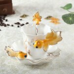 Ensemble tasse a café en porcelaine avec soucoupe et cuillère, en email poisson rouge, artisanal a la ... Ensemble tasse a café en porcelaine avec soucoupe et cuillère, en email poisson rouge, artisanal a la ...