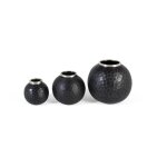 Ensemble de trois vases en m�tal gris fonc�