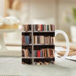 Etageres avec de vieux livres dans la bibliotheque tasse en ceramique tasse de tasses en ceramique de ...