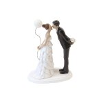 Figurine resine couple s'embrassant ballon 15. 9cm