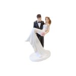 Figurine resine couple porte mariee 18cm