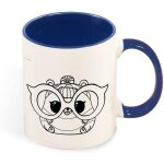 Jolie fille drole de portrait de grandes lunettes, grande tasse a cafe blanche et noire de 330 ml