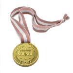 Medaille d'or resine super nounou 10. 5cm rose
