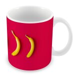 Mug céramique tasse tasse trois bananes séparée sur fond rouge Mug céramique tasse tasse trois bananes séparée sur fond rouge
