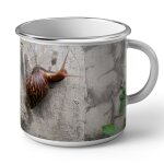 Mug en mtal emaill escargot escalade un rocher pour atteindre une fleur violette