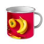 Mug métal tasse carottes tomates poivrons piments et bananes sur fond rouge magenta Mug métal tasse carottes tomates poivrons piments et bananes sur fond rouge magenta