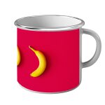 Mug métal tasse trois bananes séparée sur fond rouge Mug métal tasse trois bananes séparée sur fond rouge