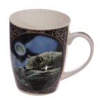 Mug en porcelaine loup allong� pr�s d'un lac