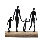 Origen home decor familia negra sobre tronco varios figura de persona marr�n - 42x44x10cm