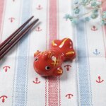 Porte - baguettes en c�ramique koi poisson rouge en porcelaine mignonne, support de baguettes, etag�re ...
