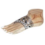 Support a bracelets pied tatouage oriental en bois