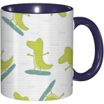 Tasse a cafe alligator dessin anime d'un surfeur crocodiles avec des visages heureux droles. impression ... Tasse a cafe alligator dessin anime d'un surfeur crocodiles avec des visages heureux droles. impression ...