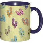 Tasse a cafe flip flop pantoufles colorees sur la plage de sable avec divers motifs de pois et de fleurs. ...