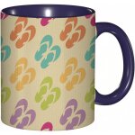 Tasse a cafe flip flop style minimaliste motif repetitif paires de sandales colorees disposition diagonale. ...