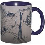 Tasse a cafe graphique fragmentaire d'hiver d'une descente avec des elements de ski dans la neige relax ... Tasse a cafe graphique fragmentaire d'hiver d'une descente avec des elements de ski dans la neige relax ...