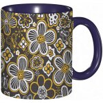 Tasse a cafe style de dessin anime floral de marguerites et de papillons motif art. impression blanche ... Tasse a cafe style de dessin anime floral de marguerites et de papillons motif art. impression blanche ...