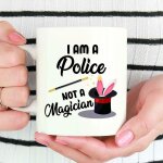 Tasse de police, tasse de police, je suis un flic, pas un magicien, tasse pour un flic, tasse a caf, ...