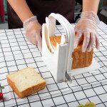 Trancheuse a toast en plastique, unique, pratique, facile a utiliser, pas facile a déformer, peu encombrante ... Trancheuse a toast en plastique, unique, pratique, facile a utiliser, pas facile a déformer, peu encombrante ...