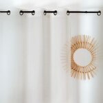 Voilage d�licat a fines rayures et pompons