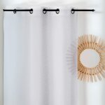 Voilage d�licat a fines rayures et pompons