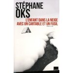 L'enfant dans la neige avec un cartable et un fusil