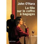La fille sur le coffre a bagages