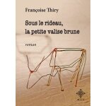 Sous le rideau, la petite valise brune