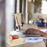 Support de bureau en m�tal, caddie a mouchoirs, porte - t�l�commande, etui en fil de fer, tasse a crayon ...