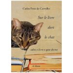 Sur le livre dort le chat