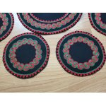 1 dessous de carafe + 8 dessous de verres assortis en feutrine noire brode rouge / vert