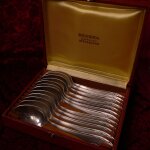 12 cuill�res argent�es dans leur ecrin