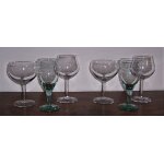 6 grands verres a pieds - h. 17, 5 et 19, 5 cm - � 8, 5, 10 et 13 cm