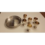6 petits verres a digestifs en mtal avec son plateau