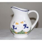 Ancien pichet blanc liser� bleu