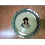 Ancienne assiette porcelaine avec femme au centre et dorrure