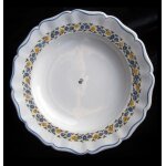 Assiette creuse en fa�ence de moustiers guirlande ol�rys peinte a la main