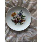 Une assiette dcorative porcelaine blanche france