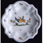 Assiette drageoir en fa�ence de moustiers