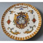 Assiette murale gien xixe d�cor renaissance fond blanc - diam�tre 25. 5cm - 2 trous d'origine sur l'arri�re ...